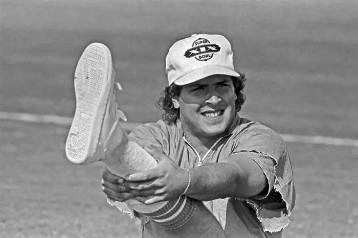 Framed Print : Dan Marino Stretching his Leg Framed Print : Dan Marino Stretching his Leg