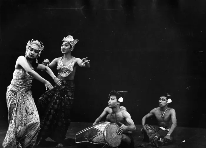 Framed Print : Dancers. November 1952: Indonesian dancers in performance Framed Print : Dancers. November 1952: Indonesian dancers in performance
