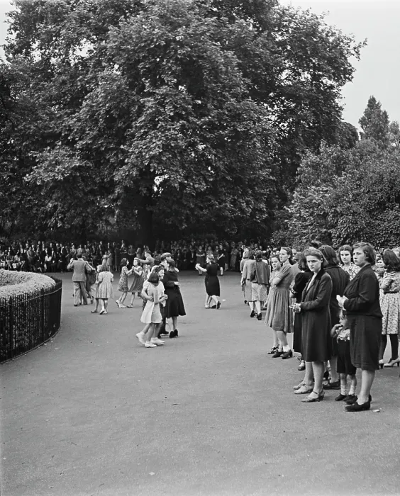 Framed Print : Dancing In The Park