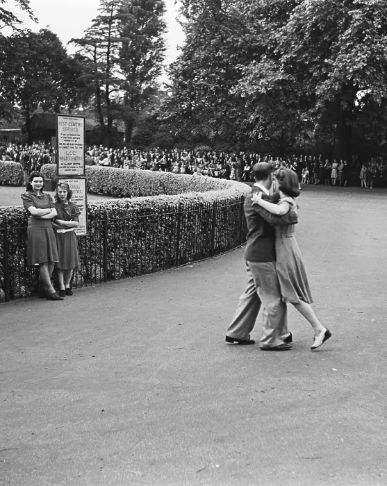 Framed Print : Dancing In The Park