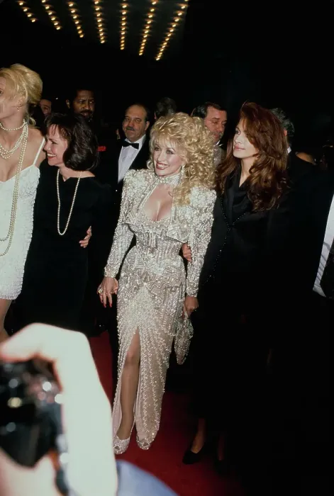 Framed Print : Daryl Hannah, Sally Field, Dolly Parton And Julia Roberts Attend Steel Magnolias Premiere Framed Print : Daryl Hannah, Sally Field, Dolly Parton And Julia Roberts Attend Steel Magnolias Premiere