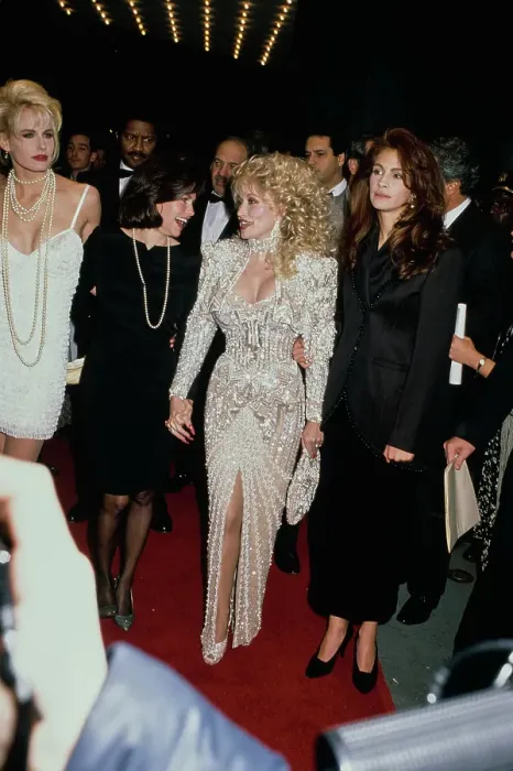 Framed Print : Daryl Hannah, Sally Field, Dolly Parton And Julia Roberts Attend Steel Magnolias Premiere