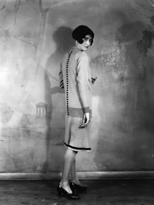 Framed Print : Day Dress. 1927: A Rose and Blairman fashion dress. (Photo by Sasha / Getty Images) Framed Print : Day Dress. 1927: A Rose and Blairman fashion dress. (Photo by Sasha / Getty Images)