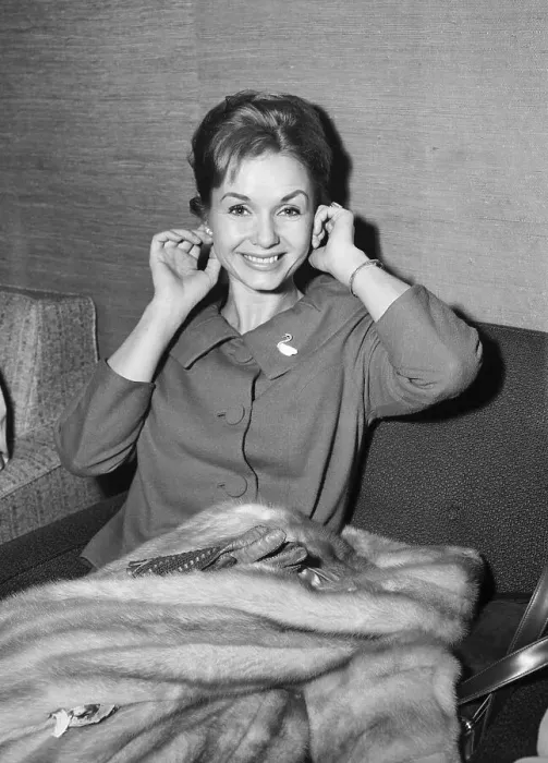 Framed Print : Debbie Reynolds At Airport, Holding Ears Framed Print : Debbie Reynolds At Airport, Holding Ears