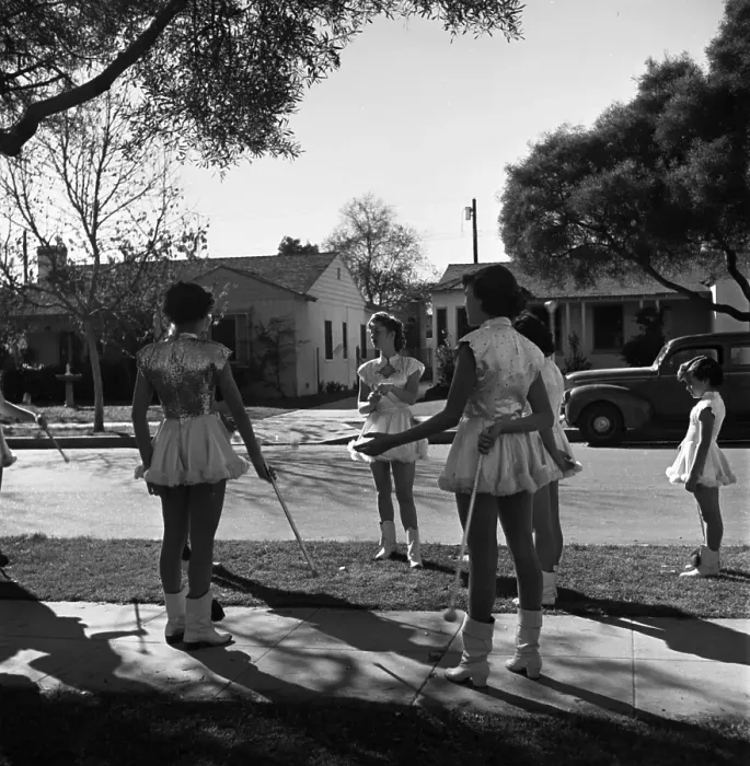 Framed Print : Debbie Reynolds with the Burbank Majorettes