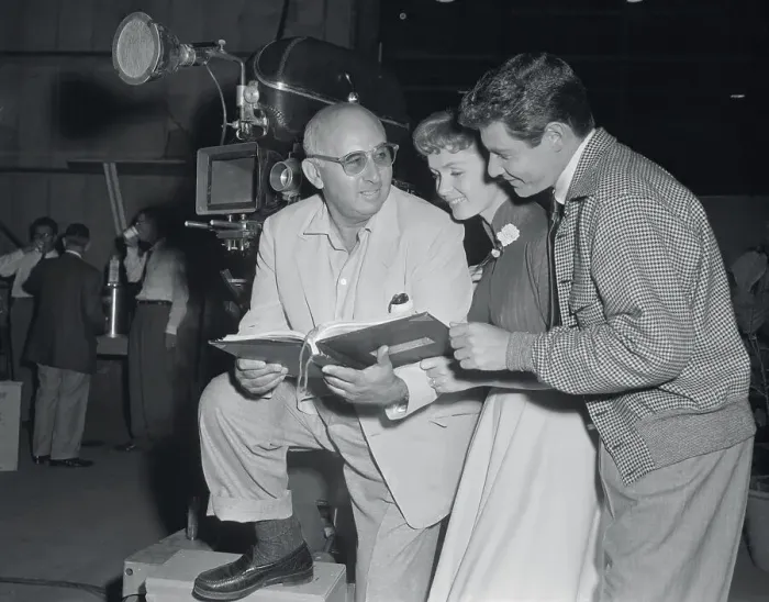 Framed Print : Debbie Reynolds and Eddie Fisher at Movie Set Framed Print : Debbie Reynolds and Eddie Fisher at Movie Set