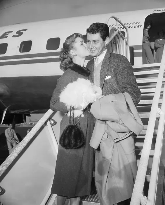 Framed Print : Debbie Reynolds Kissing Eddie Fisher Framed Print : Debbie Reynolds Kissing Eddie Fisher