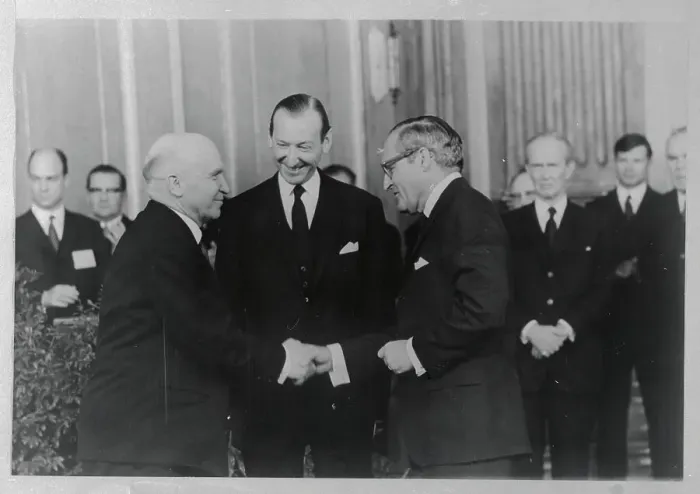Framed Print : Delegates for Strategic Arms Shaking Hands
