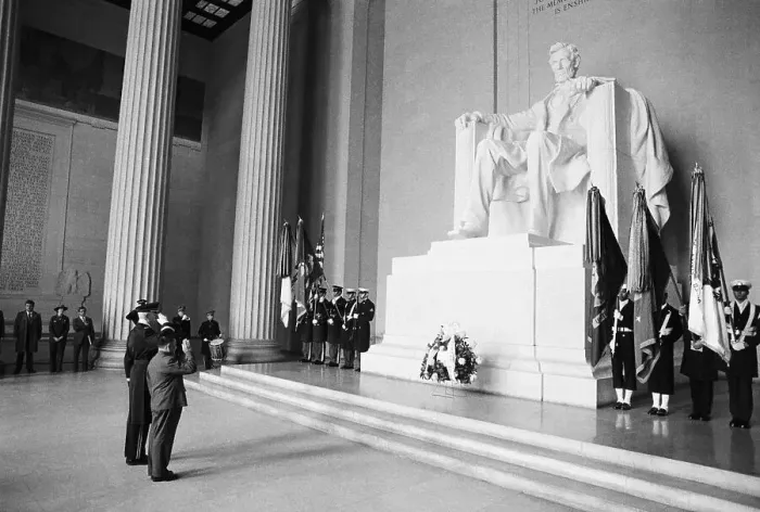 Framed Print : Den Xiaoping Salutes at Lincoln Memorial