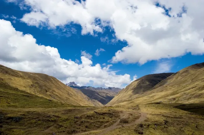 Framed Print : Descent through the Pampas to Punta Carretera in the Urubamba mountain range, Peru