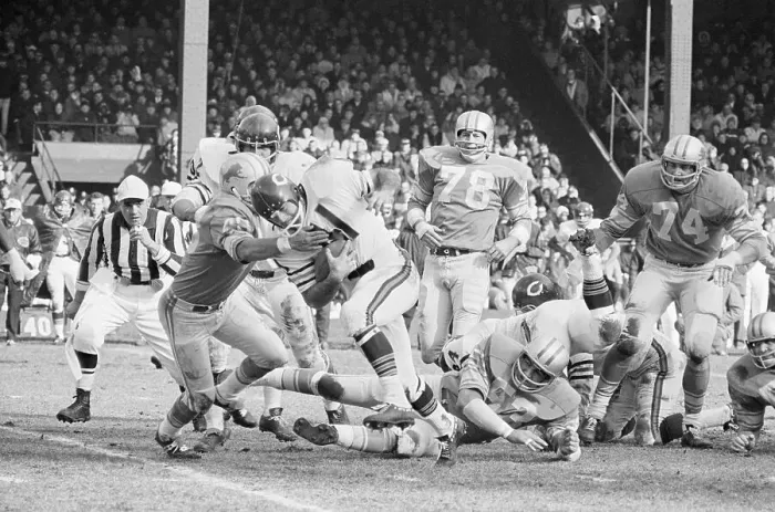 Framed Print : Detriot Lions Tackle Brian Piccolo Framed Print : Detriot Lions Tackle Brian Piccolo