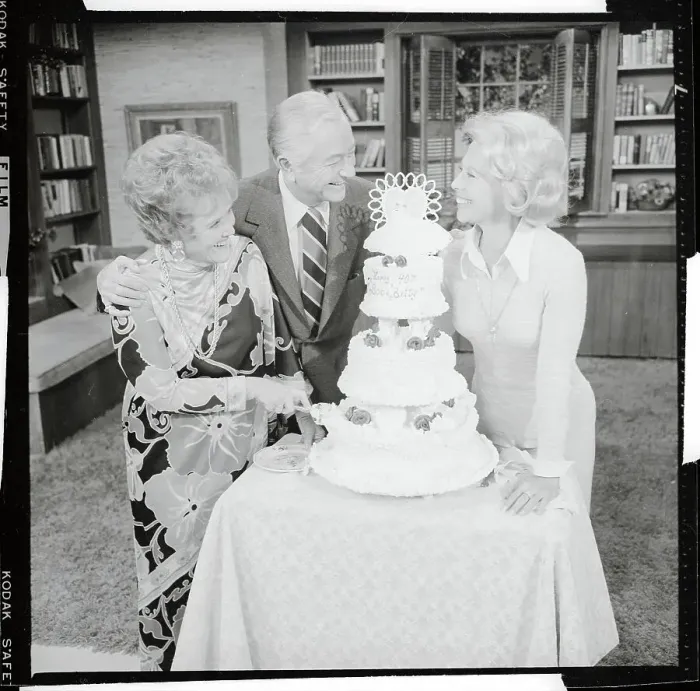 : Dinah Shore Presenting a Cake to Robert and Betty Young : Dinah Shore Presenting a Cake to Robert and Betty Young