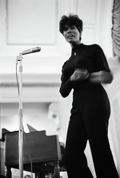 Framed Print : Dionne Warwick Framed Print : Dionne Warwick