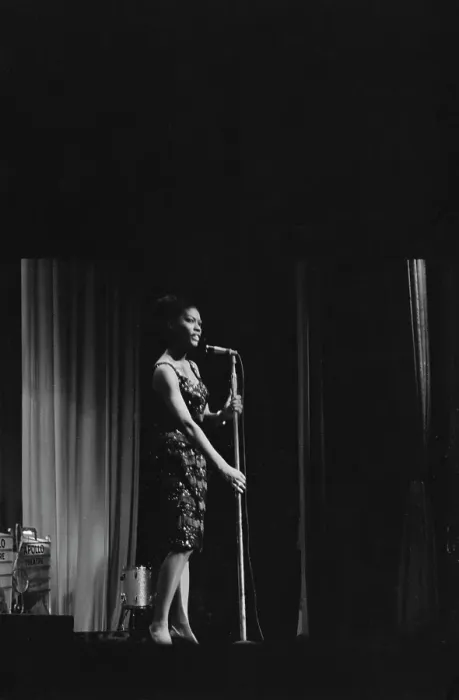 Framed Print : Dionne Warwick Plays The Apollo