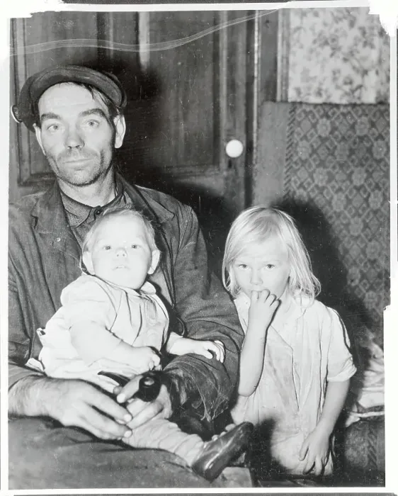 Framed Print : Displaced Sharecropper and his Children 1937 Framed Print : Displaced Sharecropper and his Children 1937