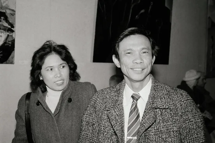 Framed Print : Dith Pran and Wife Sworn in as US Citizens Framed Print : Dith Pran and Wife Sworn in as US Citizens