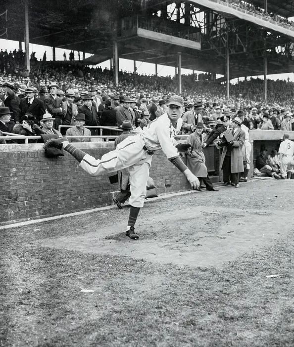 Framed Print : Dizzy Dean Pitching for Chicago Cubs