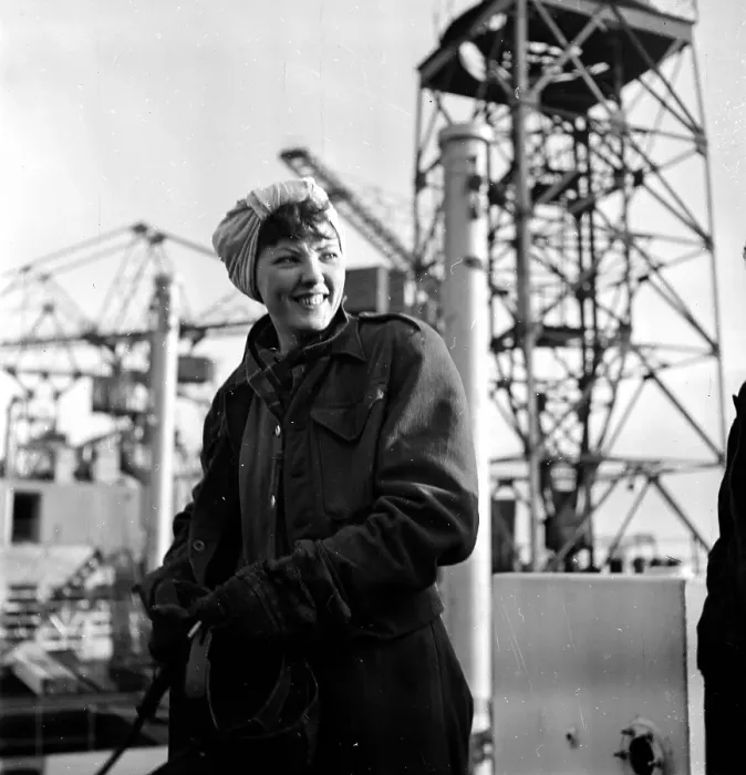Framed Print : Dock Lady. 15th March 1952: A female docker at work on the British India Framed Print : Dock Lady. 15th March 1952: A female docker at work on the British India