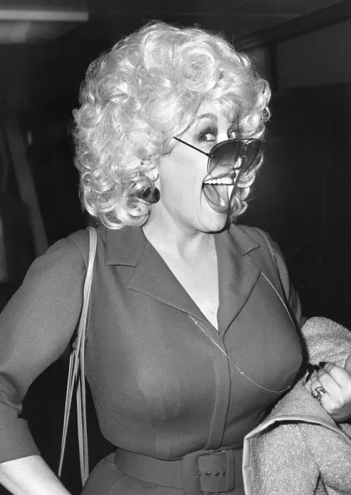 Framed Print : Dolly Parton Arrives In London Framed Print : Dolly Parton Arrives In London