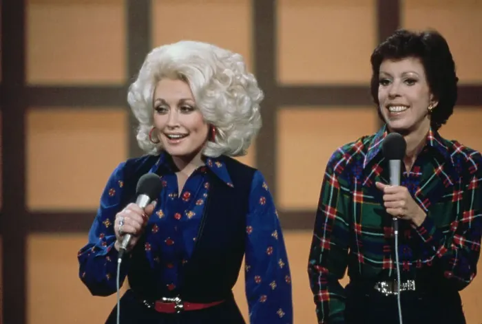 Framed Print : Dolly Parton And Carol Burnett Framed Print : Dolly Parton And Carol Burnett