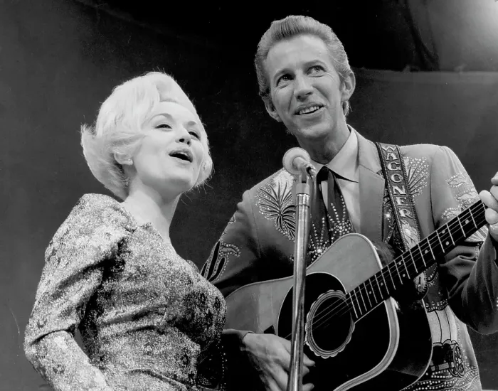 Framed Print : Dolly Parton & Porter Wagoner Perform Framed Print : Dolly Parton & Porter Wagoner Perform