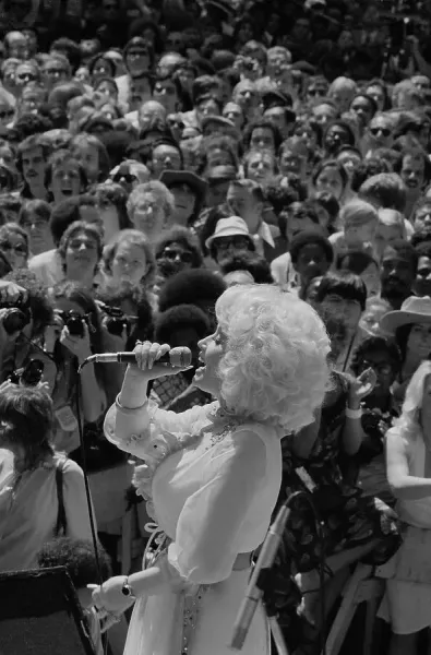 https://www.fineartstorehouse.com/p/629/dolly-parton-singing-crowd-38996713.jpg.webp