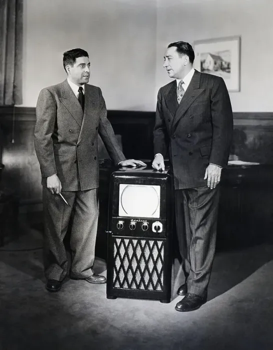 Framed Print : Dom&Ross Siragusa Next To Tv Full Length Framed Print : Dom&Ross Siragusa Next To Tv Full Length