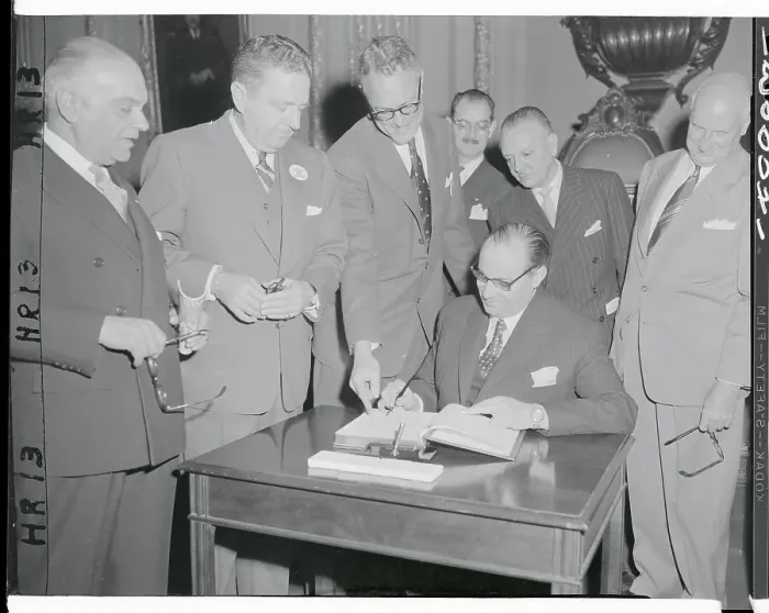Framed Print : Don Louis Berres Signing the Stock Exchange Guest Book Framed Print : Don Louis Berres Signing the Stock Exchange Guest Book