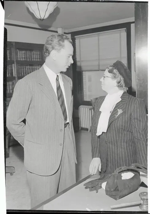 Framed Print : Dr. Peter Lindstrom with a Witness at His Divorce Trial Framed Print : Dr. Peter Lindstrom with a Witness at His Divorce Trial