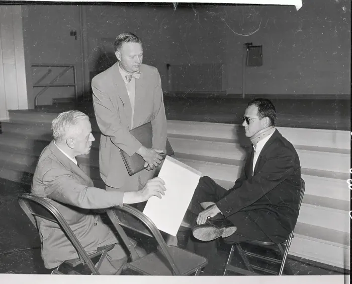Framed Print : Dr Samuel Sheppard Sitting with Attorneys Framed Print : Dr Samuel Sheppard Sitting with Attorneys