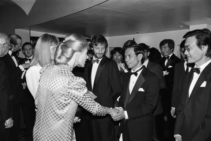 Framed Print : Duchess of Kent and Dith Pran Shake Hands Framed Print : Duchess of Kent and Dith Pran Shake Hands