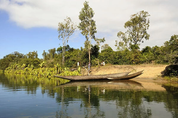 Dugout canoe on the Canal des Pangalanes, Tamatave, Madagascar, Africa
