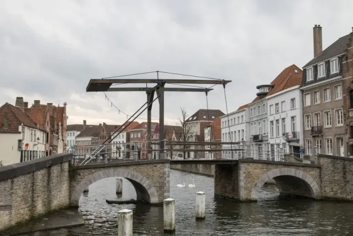 Framed Print : Duinenbrug Bridge in Potterierei Canal in Bruges Framed Print : Duinenbrug Bridge in Potterierei Canal in Bruges