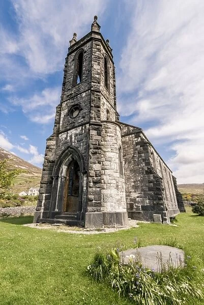 Dunlewy (Dunlewey) Old Church, Poisoned Glen, County Donegal, Ulster region, Ireland, Europe. Tombs in front of the old church
