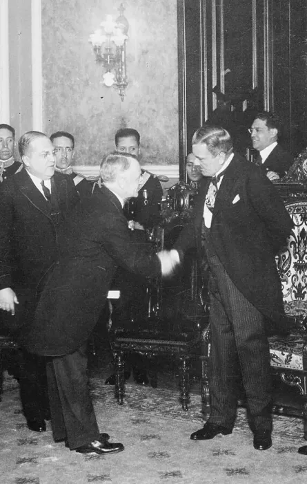 Framed Print : Dwight Morrow Shaking Hands with Plutarco Calles Framed Print : Dwight Morrow Shaking Hands with Plutarco Calles