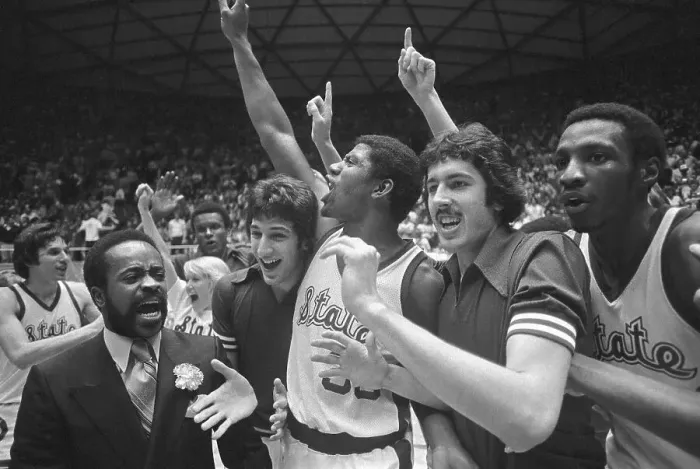Framed Print : Earvin Johnson and Teammates Waving Hands