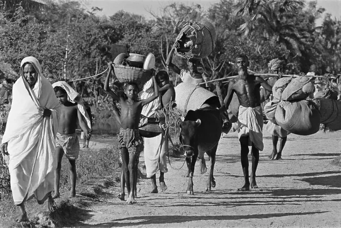 Framed Print : East Pakistanis Fleeing to Indian Border Framed Print : East Pakistanis Fleeing to Indian Border