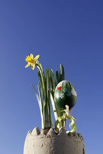 Easter decorations, daffodils and a painted Easter egg