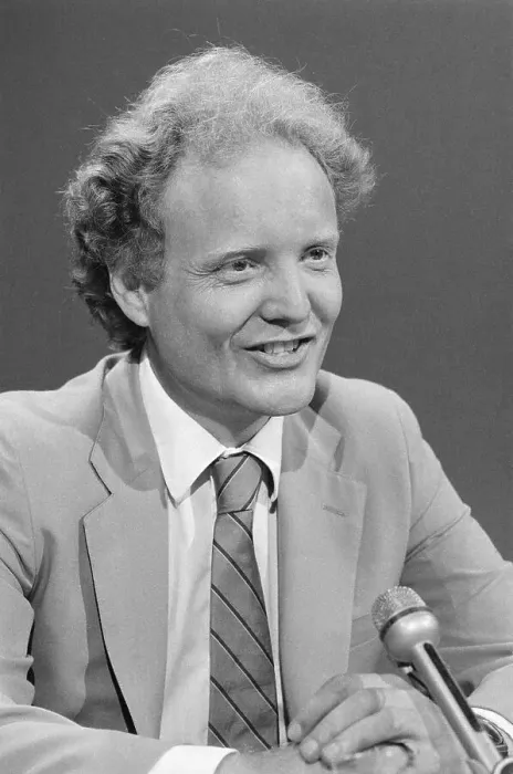 : Economist Lester Thurow Before Microphone : Economist Lester Thurow Before Microphone