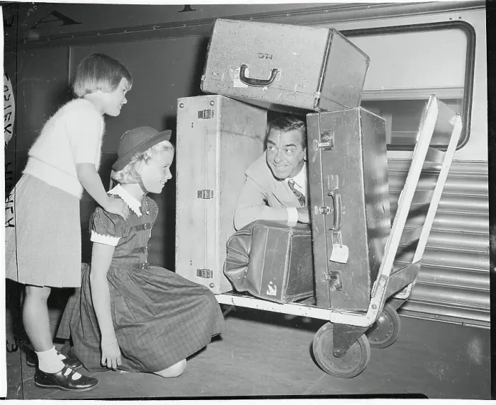 : Eddie Cantor Amusing Young Girls : Eddie Cantor Amusing Young Girls