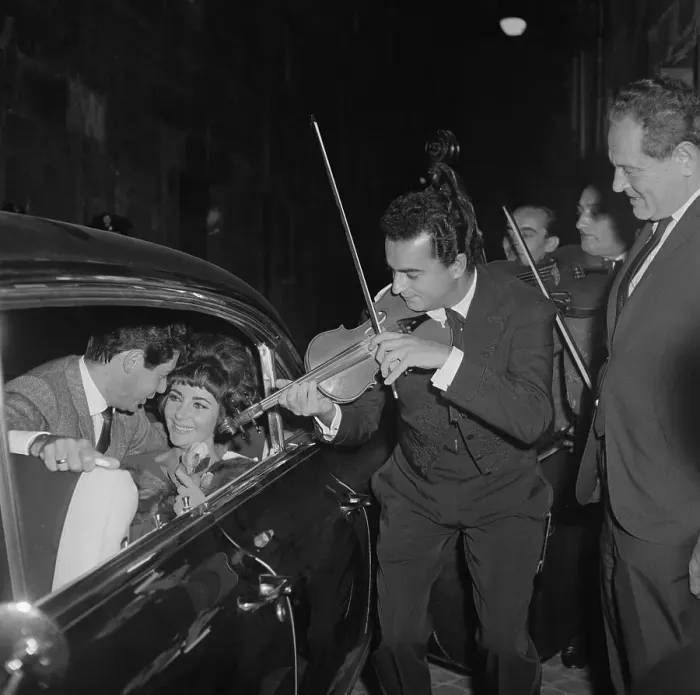 Framed Print : Eddie Fisher and Elizabeth Taylor in Limousine Framed Print : Eddie Fisher and Elizabeth Taylor in Limousine
