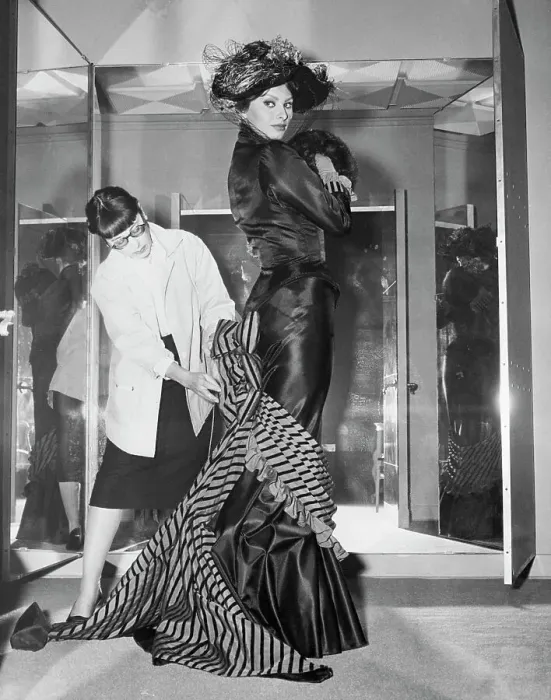 Framed Print : Edith Head Tailors Sophia Loren'S Dress Framed Print : Edith Head Tailors Sophia Loren'S Dress
