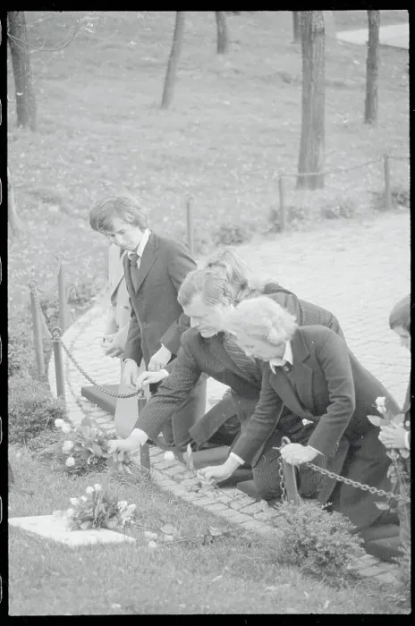 Framed Print : Edward and Ethel Kennedy Kneeling at Robert F. Kennedy Grave Framed Print : Edward and Ethel Kennedy Kneeling at Robert F. Kennedy Grave