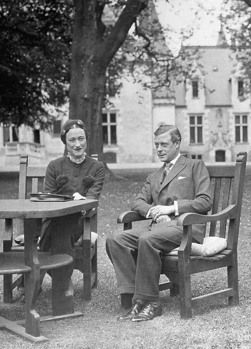 Framed Print : Edward VIII Sitting with Wallis Simpson Framed Print : Edward VIII Sitting with Wallis Simpson