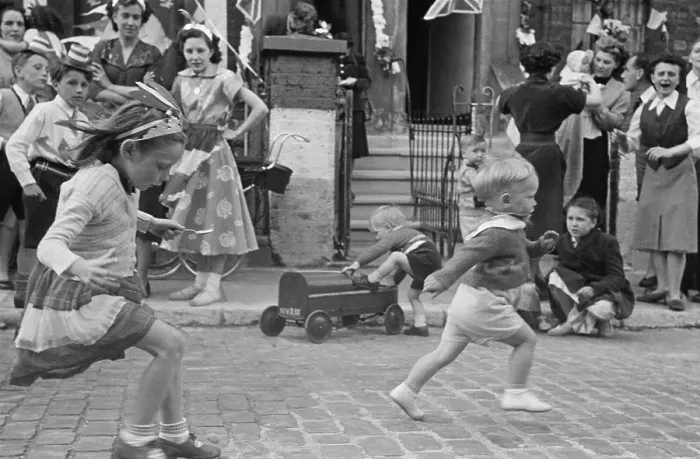 Framed Print : Egg-And-Spoon Race