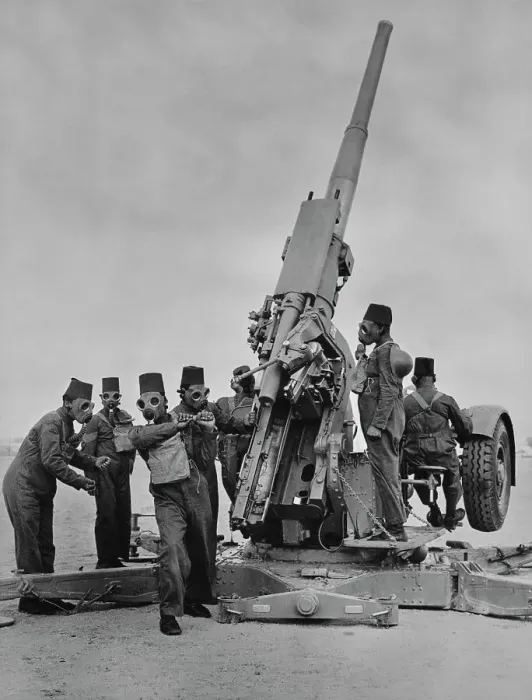 Framed Print : Egyptian Army Anti-Aircraft Gun Crew