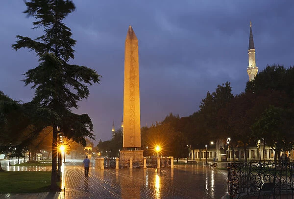 Egyptian obelisk at the Hippodrome, At Meydani, Blue Mosque, Sultan Ahmed Mosque or Sultanahmet Camii, right, Istanbul, Turkey, Europe, Istanbul, European side, Istanbul Province, Turkey, European side