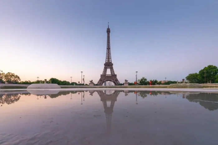 Framed Print : Eiffel tower with reflection at Trocadero fountains Framed Print : Eiffel tower with reflection at Trocadero fountains
