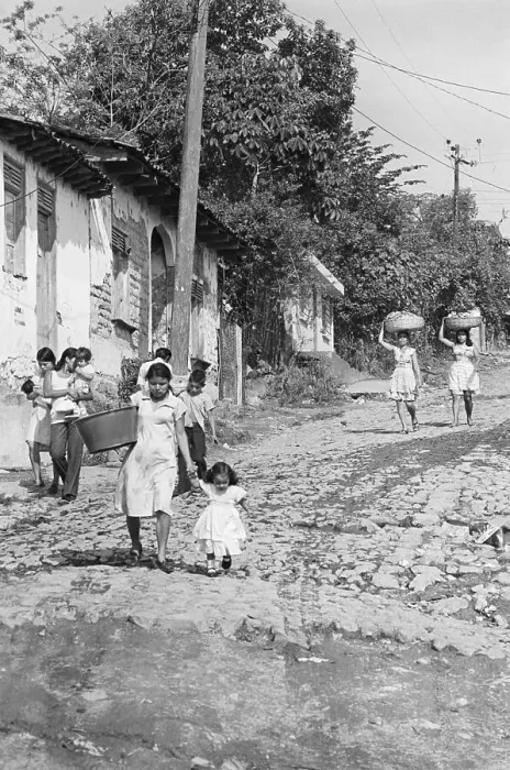 Framed Print : El Salvadorian women carrying baskets of laundry Framed Print : El Salvadorian women carrying baskets of laundry