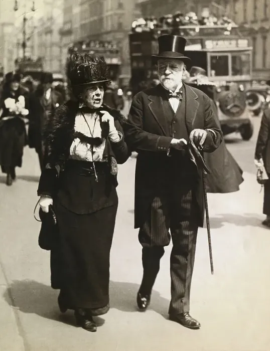Framed Print : Elderly Couple on Fifth Avenue Framed Print : Elderly Couple on Fifth Avenue